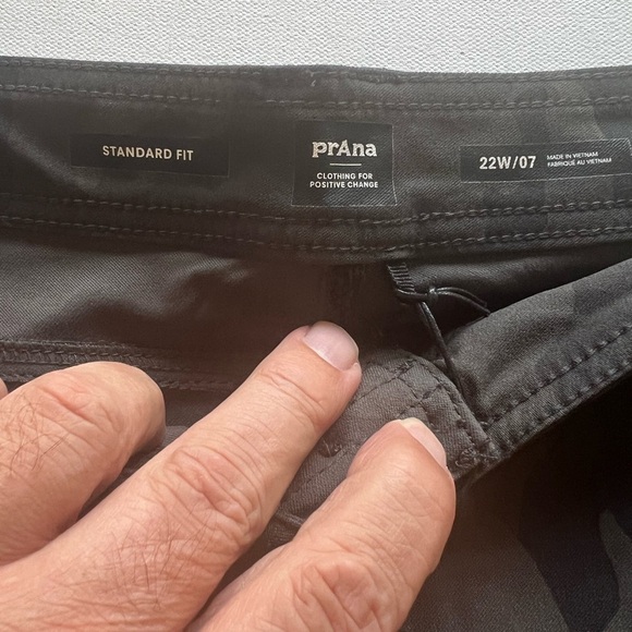 NWT Prana Women's Halle Short Plus II Size
22/7" Inseam Camo (D4) - Picture 3 of 9